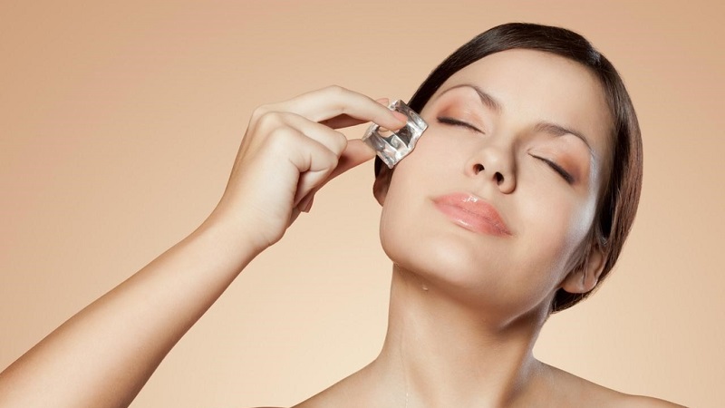 Massage bằng đá viên giúp tạo ra dáng V-line cho khuôn mặt