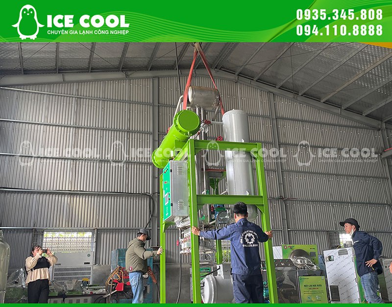 Quá trình cẩu và đưa máy đá viên 3 tấn lên xe vận chuyển đến Hiệp Đức