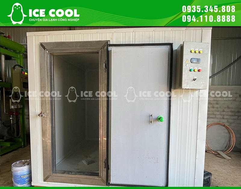 Kho lạnh bảo quản và chứa đá viên sau khi được sản xuất