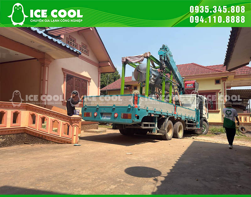 Máy chuẩn bị đưa vào vị trí lắp đặt tại xưởng sản xuất đá