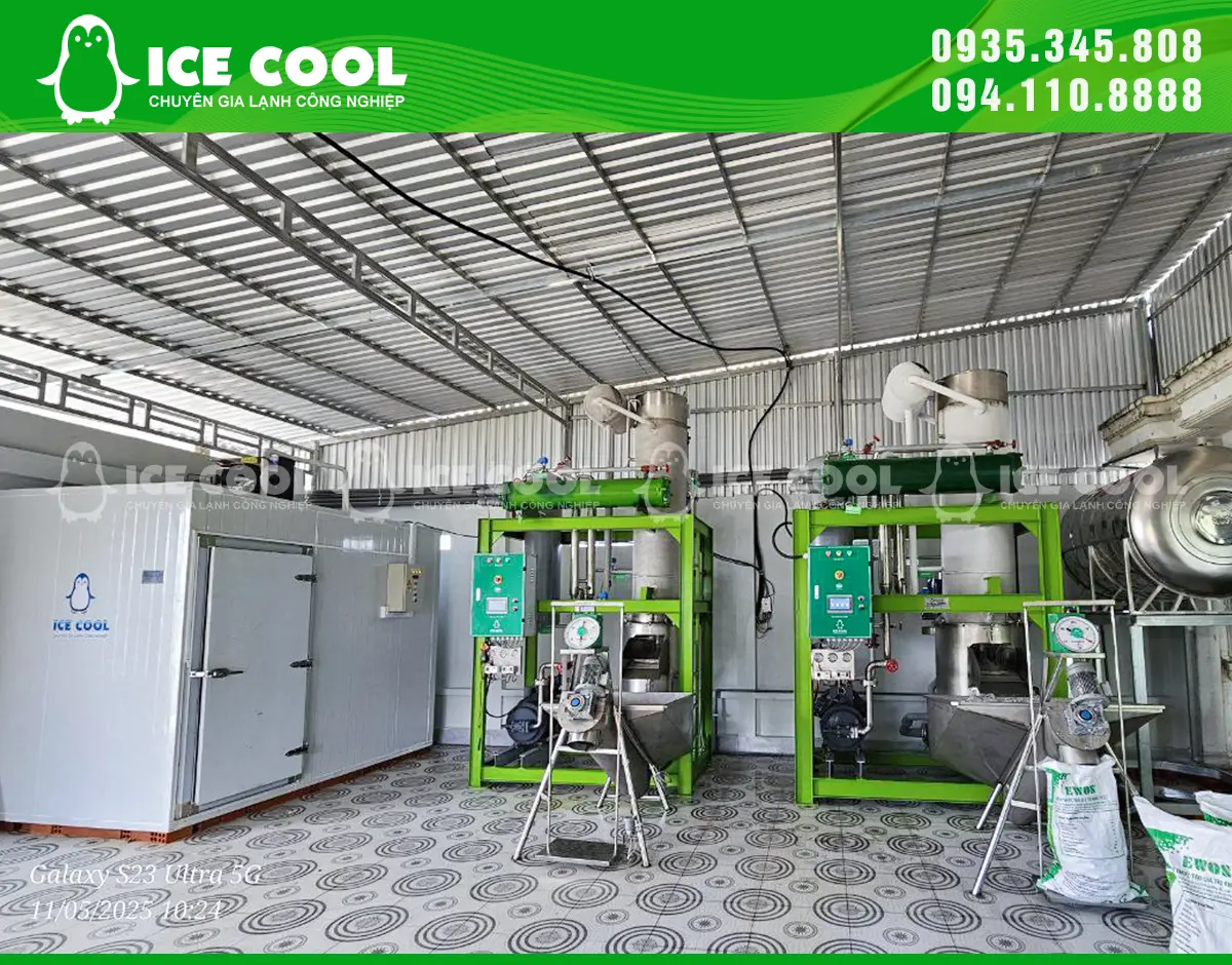 2 máy làm đá viên ICE COOL công suất lớn cùng với kho lạnh bảo quản